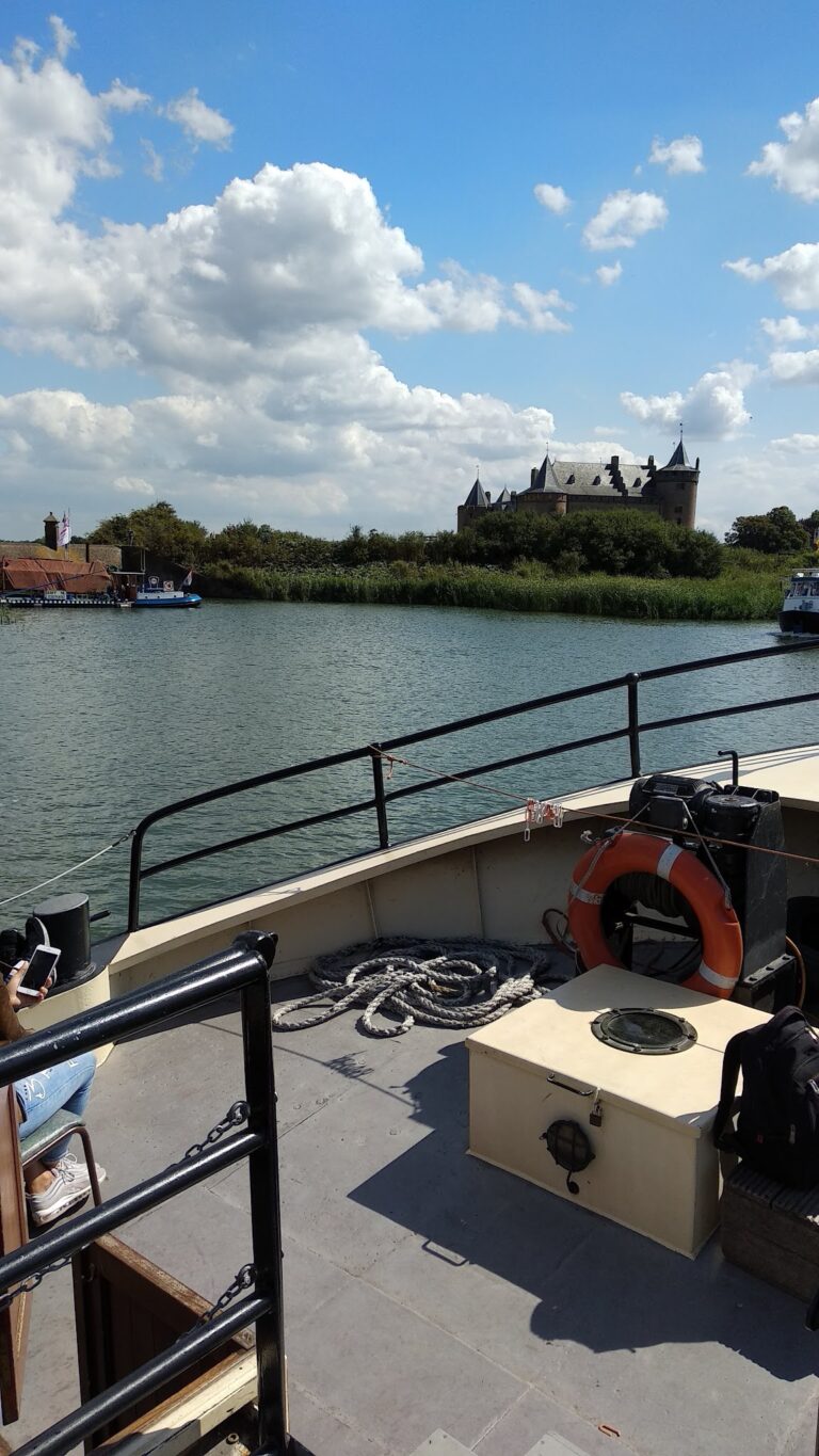 Ferry service Almere-Amsterdam: from Marina Muiderzand to Pampus and Muiderslot