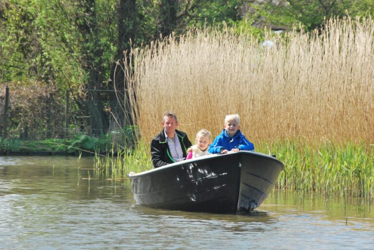 Boat, sloop and canoe rental Waarland