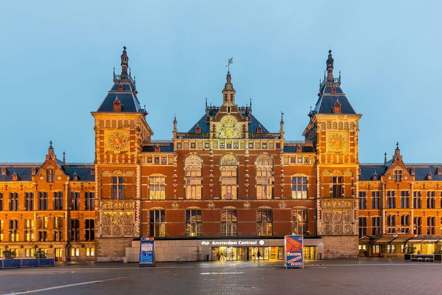 Roundtrip Train Schiphol Airport  – Amsterdam Central Station