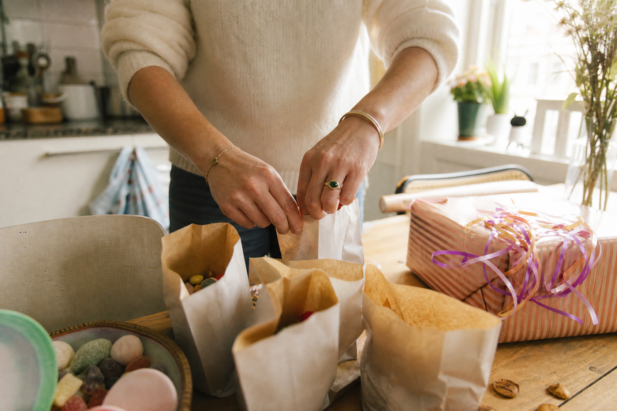 Packing a Dutch birthday party snoepzak goodie bag alongside a wrapped gift
