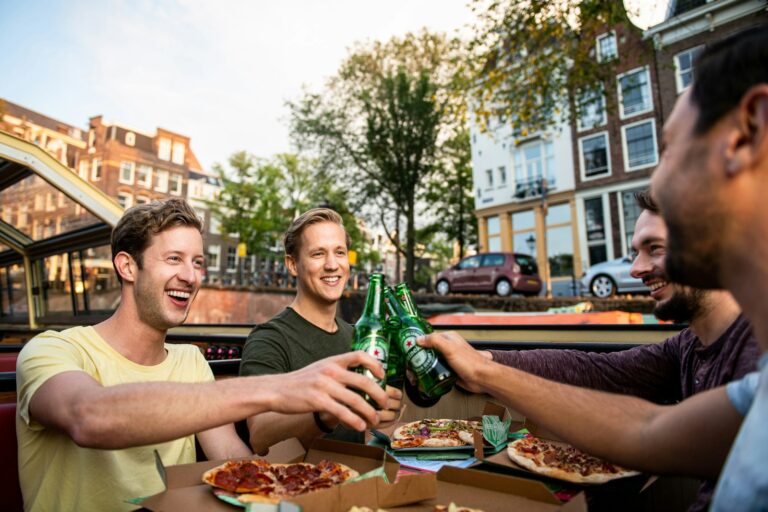 Amsterdam: Evening Canal Cruise with Pizza & Drinks