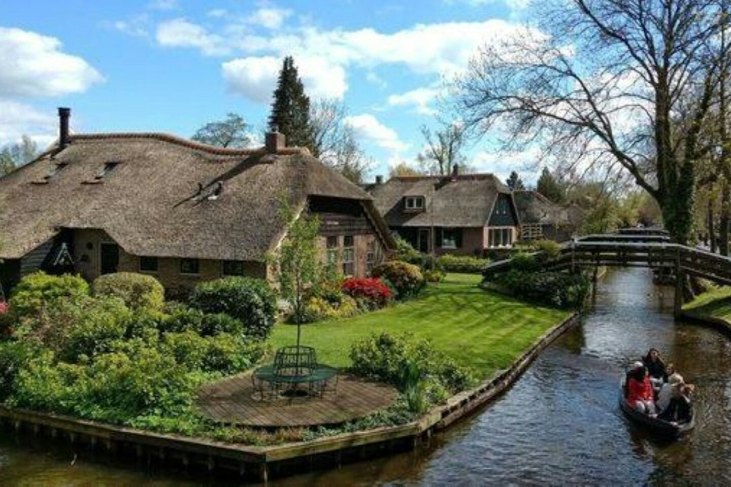 Giethoorn: Small Group Guided Tour + Electric Boat Trip
