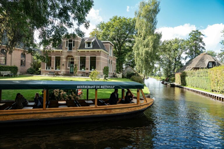 Giethoorn: Transport + Boat Trip