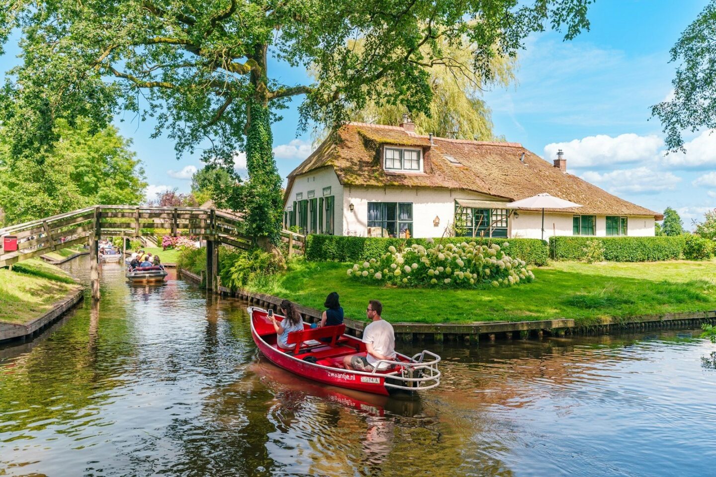 Giethoorn: Guided Tour from Amsterdam + Boat Cruise