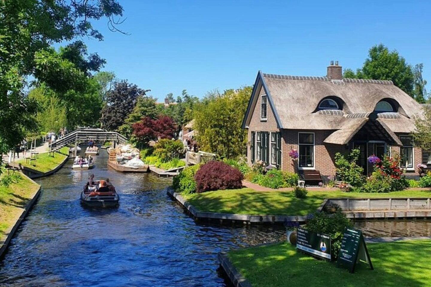 Zaanse Schans & Giethoorn: Guided Tour + Electric Boat Trip