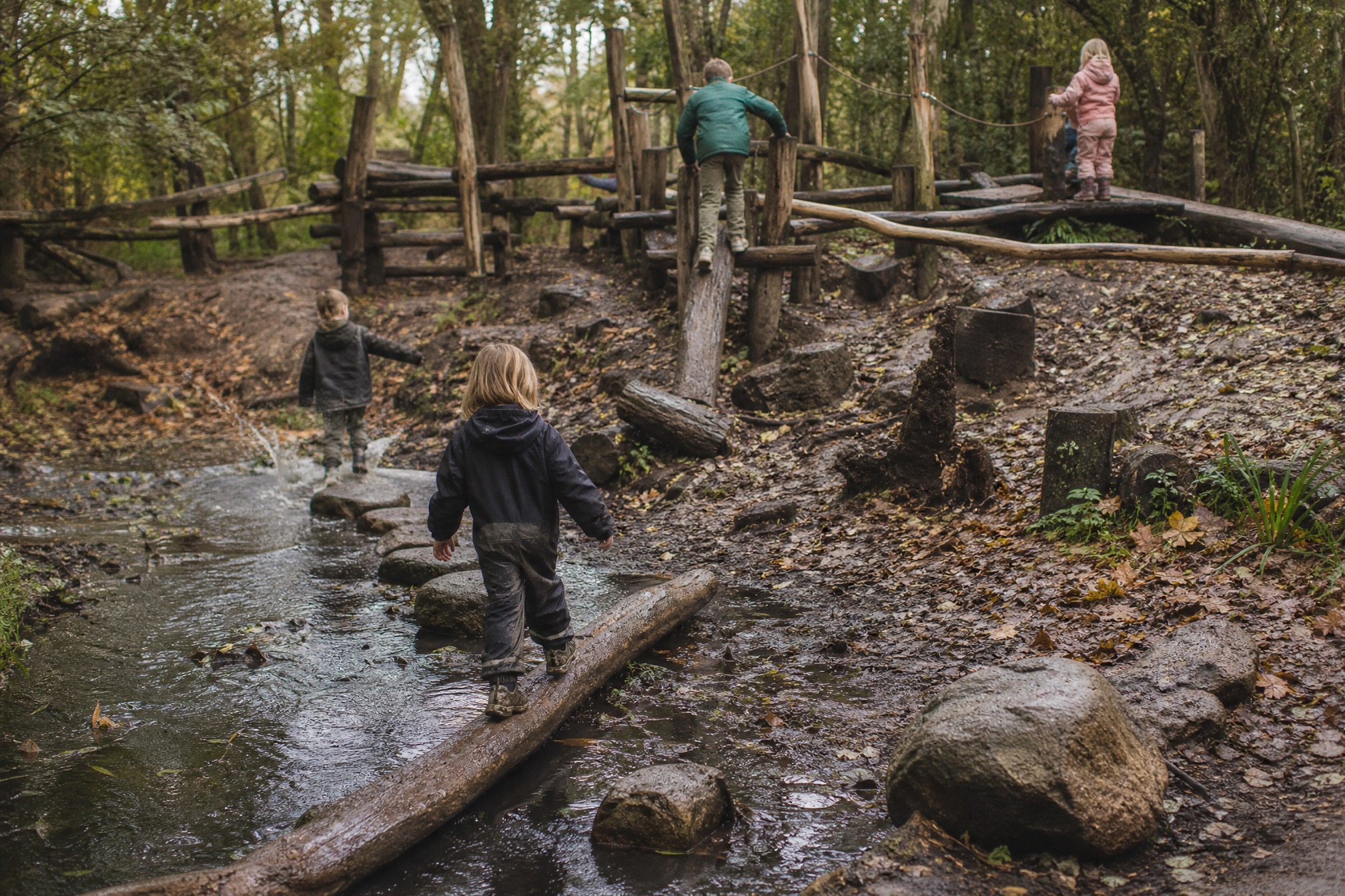 Children climbing and playing at Speeldernis, a nature playground for kids in Rotterdam