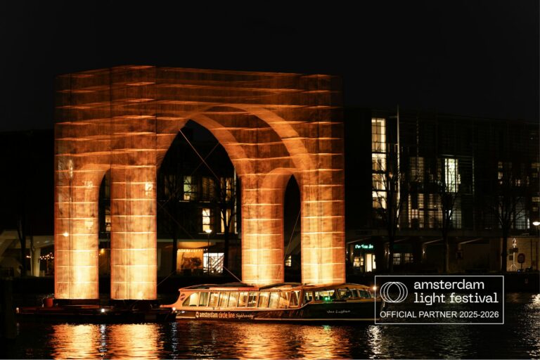 Amsterdam Light Festival: Canal Cruise in German + Unlimited Drinks
